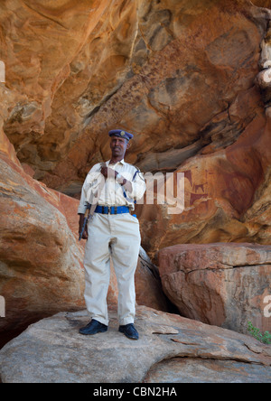 Laas Geel Rock Art des cavernes, debout dans le Somaliland Grotte Guide Banque D'Images