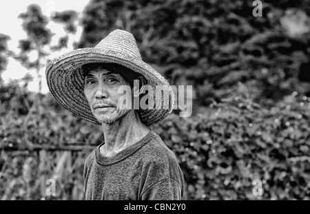 Portrait coloré d'famrmer chinois sur exploitation agricole en Chine Guilin Banque D'Images