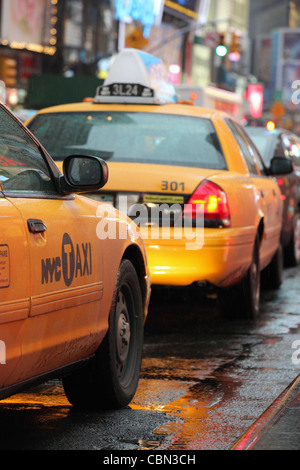 Les taxis jaunes d'attente dans le trafic lourd, Times Square, New York City, NY, USA Banque D'Images