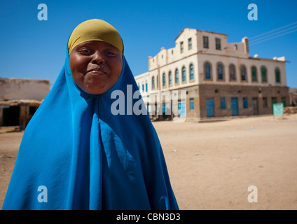 Portrait of Teenage girl à l'extérieur d'un ancien empire Ottoman House, Berbera, le Somaliland Banque D'Images