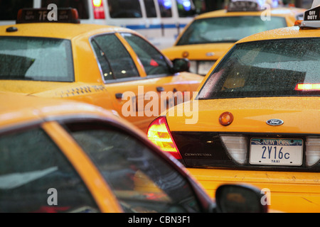 Les taxis jaunes d'attente dans le trafic lourd, Times Square, New York City, NY, USA Banque D'Images