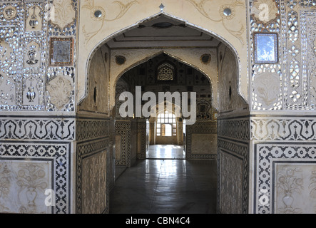 Chambres dans la salle des miroirs,à l'Amber Palace, Fort Amber, Jaipur, Rajasthan, Inde Banque D'Images