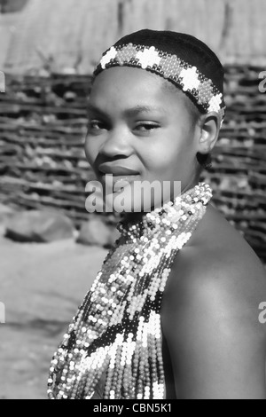 Femme de couleur dans la tribu Zoulou Afrique du Sud au Centre de Shakaland Banque D'Images