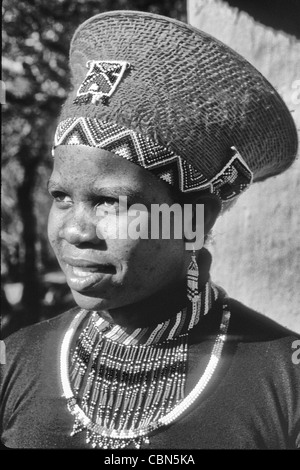 Femme de couleur dans la tribu Zoulou Afrique du Sud au Centre de Shakaland Banque D'Images