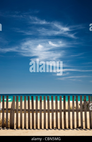 Ciel avec nuages sur la plage avec une clôture en bois Banque D'Images