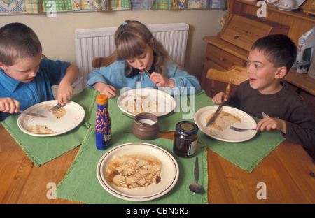 Trois enfants de manger des crêpes qu'ils ont fait (série) Banque D'Images