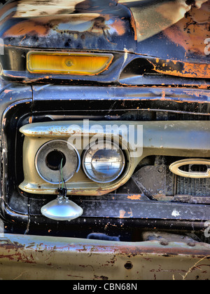 Vieux camions rouillés Junkyard Détail Banque D'Images