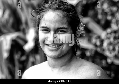 Portrait coloré de femme autochtone au cours de l'île de Pâques Festival Tapati Rapa Nui Banque D'Images