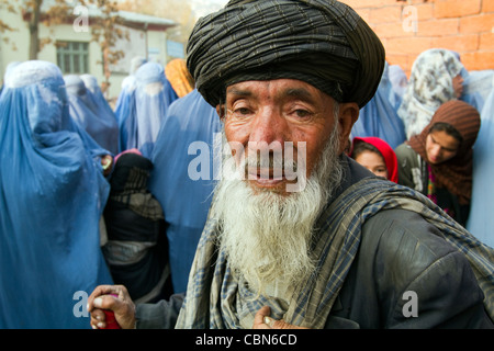 En attente de l'homme afghane de l'aide du gouvernement turc à Kaboul en Afghanistan Banque D'Images