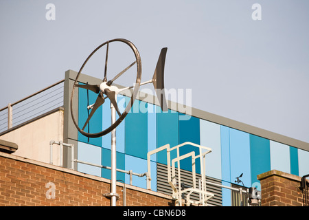Une éolienne à axe vertical à la Newcastle campus de l'université de Lancashire, Royaume-Uni. Banque D'Images