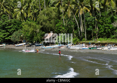 Prison Labuhan Beach, Labuhanamuk Bay, Bali, Indonésie. Surfez sur la pêche et les bateaux de pêche échoués. Banque D'Images