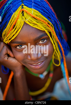 Mudimba Girl avec une perruque de perles appelé Misses Ena, Village d'Combelo, Angola Banque D'Images