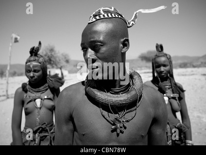 Famille Himba en face de leur hutte, Angola Banque D'Images