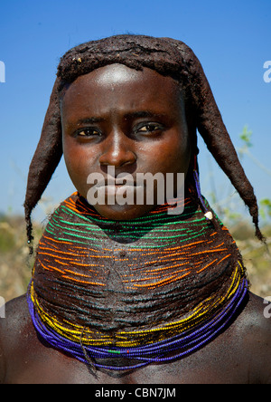 Mumuhuila fille avec un collier de boue géant, Hale Village, Angola Banque D'Images