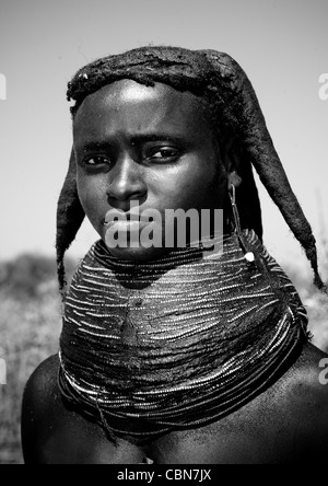 Mumuhuila fille avec un collier de boue géant, Hale Village, Angola Banque D'Images