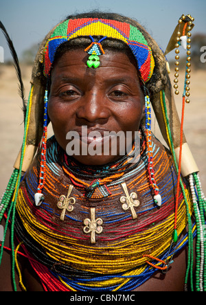 Mumuhuila femme portant le traditionnel Collier géant, Hale Village, Angola Banque D'Images