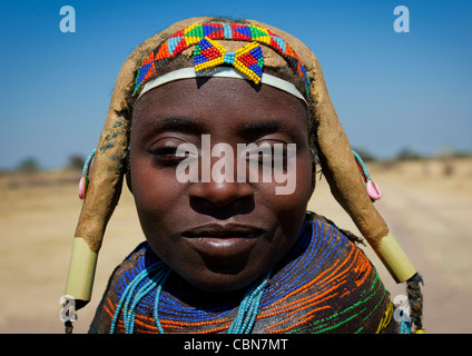 Mumuhuila femme portant le traditionnel Collier géant, Hale Village, Angola Banque D'Images