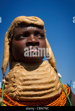 Mumuhuila fille avec le traditionnel Collier de boue géant, Hale Village, Angola Banque D'Images