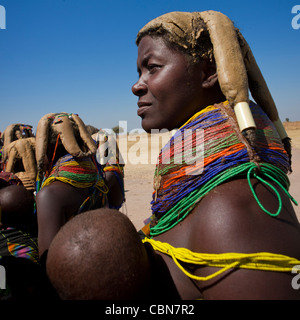 Femme Mumuhuila avec le traditionnel Collier géant, Hale Village, Angola Banque D'Images