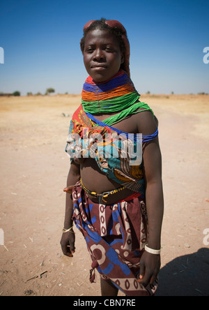 Femme Mumuhuila avec le traditionnel Collier géant, Hale Village, Angola Banque D'Images