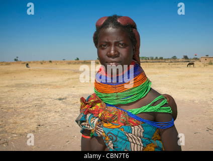 Femme Mumuhuila avec le traditionnel Collier géant, Hale Village, Angola Banque D'Images