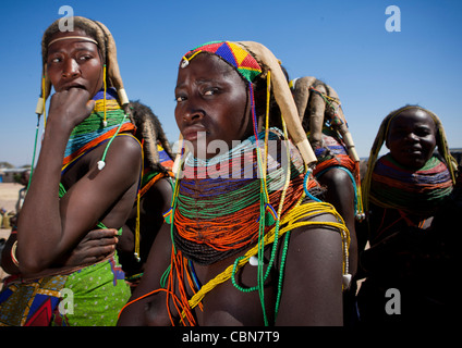 Mumuhuila Les femmes portant le collier avec Géant traditionnel fait de boue, village de Hale, Huila, Angola Banque D'Images