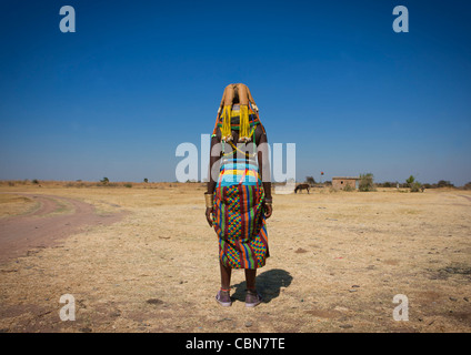 Femme Mumuhuila en vêtements traditionnels portant des espadrilles, Hale Village, Angola Banque D'Images