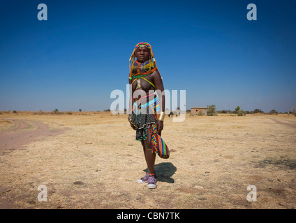 Femme Mumuhuila en vêtements traditionnels portant des espadrilles, Hale Village, Angola Banque D'Images