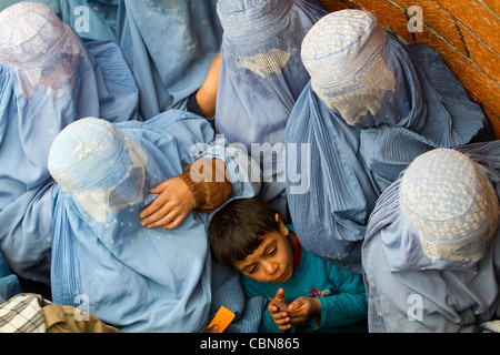 Les femmes en burqa pour l'aide d'attente Fête du Sacrifice Kaboul Afghanistan Banque D'Images