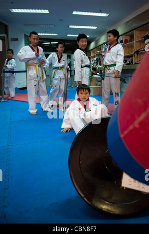 Formation Taekwondo Taekwondo BoTao classe à l'école dans le gymnase de Chaoyang, Beijing Banque D'Images