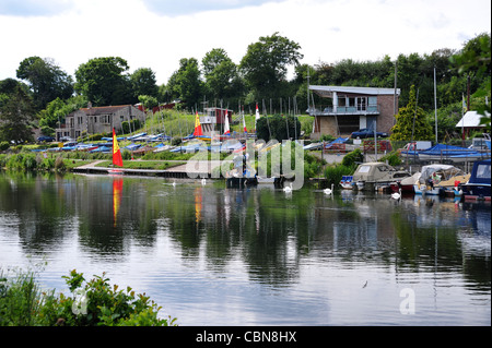 Yachts à voile sur la rivière Avon, Saltford, UK Banque D'Images