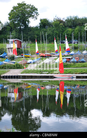 Yachts à voile sur la rivière Avon, Saltford, UK Banque D'Images