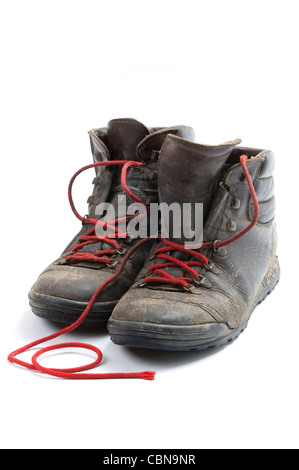 Une paire de vieux, sales bottes de marche en cuir avec lacets rouge isolé sur fond blanc Banque D'Images