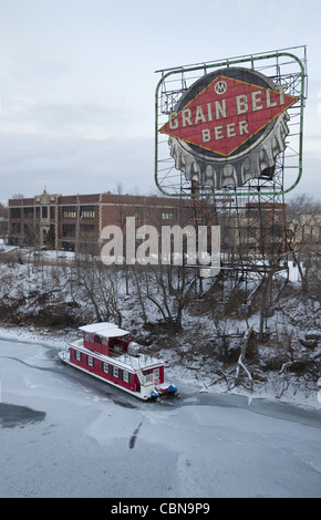 Péniche rouge et Grain Belt Beer sign le long du Mississippi à Minneapolis, Minnesota Banque D'Images