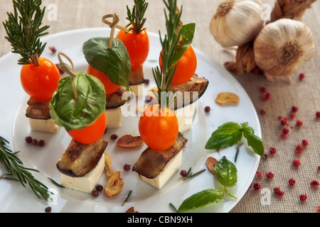 Brochettes d'aubergines et feta au basilic et romarin et ail chips Banque D'Images