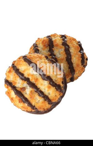 Macaron au Chocolat Biscuits au four authentique sur un fond blanc avec un chemin de détourage et aucun peuple Banque D'Images