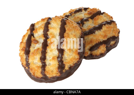 Macaron au Chocolat Biscuits au four authentique sur un fond blanc avec un chemin de détourage et aucun peuple Banque D'Images