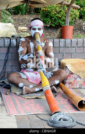 Busker un Aborigène jouant son didgeridoo à son serpent comme une attraction touristique sur Circular Quay à Sydney, Australie Banque D'Images