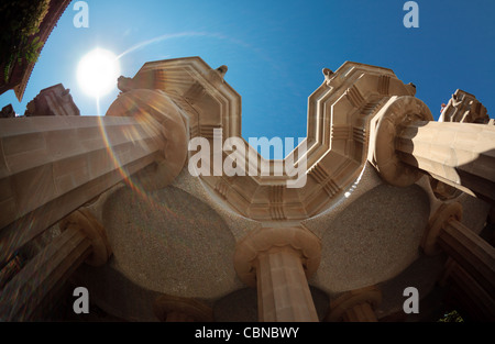 Barcelone, Espagne - 07 juillet : le Parc Guell à Barcelone avec médaillons de mosaïque sur le plafond de la terrasse.Les couleurs vibrantes des carreaux sont à couper le souffle sur 07 Juillet 2011 à Barcelone, Espagne. Banque D'Images