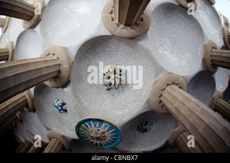 Barcelone, Espagne - 07 juillet : le Parc Guell à Barcelone avec médaillons de mosaïque sur le plafond de la terrasse.Les couleurs vibrantes des carreaux sont à couper le souffle sur 07 Juillet 2011 à Barcelone, Espagne. Banque D'Images