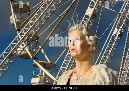 Une statue géante de la reine Elizabeth en face d'une grande roue à Chester Banque D'Images