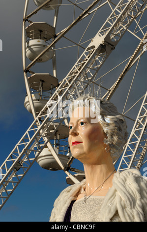 Une statue géante de la reine Elizabeth en face d'une grande roue à Chester Banque D'Images