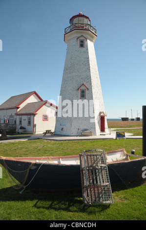 Le phare d'East Point se trouve derrière un doris et casier à homard à l'Î. Le Canada. Banque D'Images