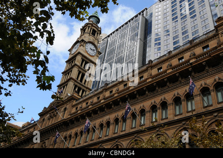 La façade principale de l'ancien bâtiment de la poste générale (GPO) avec sa tour d'horloge de 73 mètres de haut à Martin place, Sydney, New South Banque D'Images