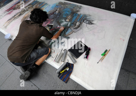 Un artiste peint sa peinture dans un quartier commerçant animé de George Street à Sydney, Nouvelle-Galles du Sud, Australie Banque D'Images