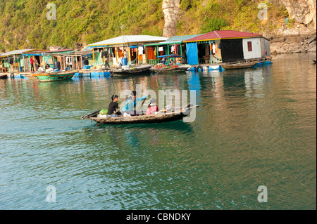 (Vong Vieng Vung Vieng village flottant) Vietnam Banque D'Images