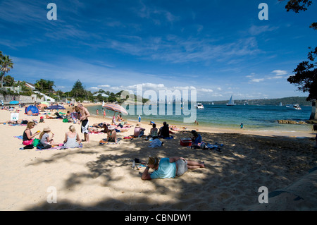 Baigneurs de soleil sur une plage à Watson Bay près de Sydney en Nouvelle-Galles du Sud, Australie Banque D'Images