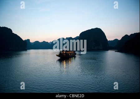 La baie d'Halong jonque à Nam Veit Banque D'Images