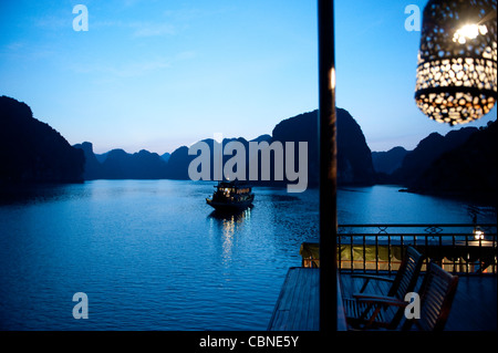 La baie d'Halong jonque à Nam Veit Banque D'Images