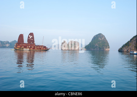 La baie d'Halong jonque à Nam Veit Banque D'Images